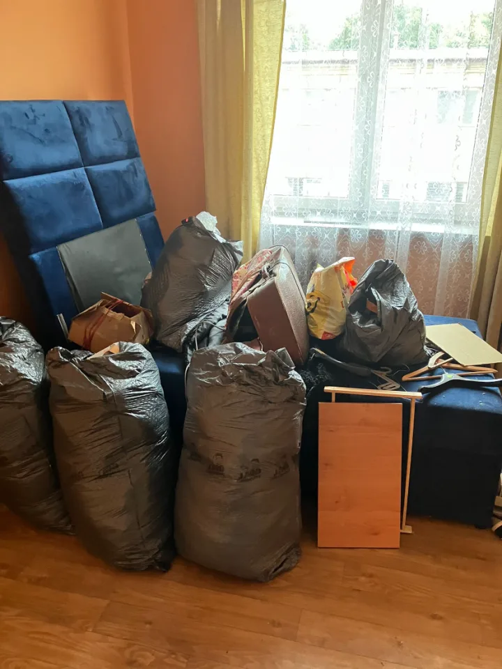 Pokój w Oświęcimiu przed opróżnieniem, z meblami i rzeczami