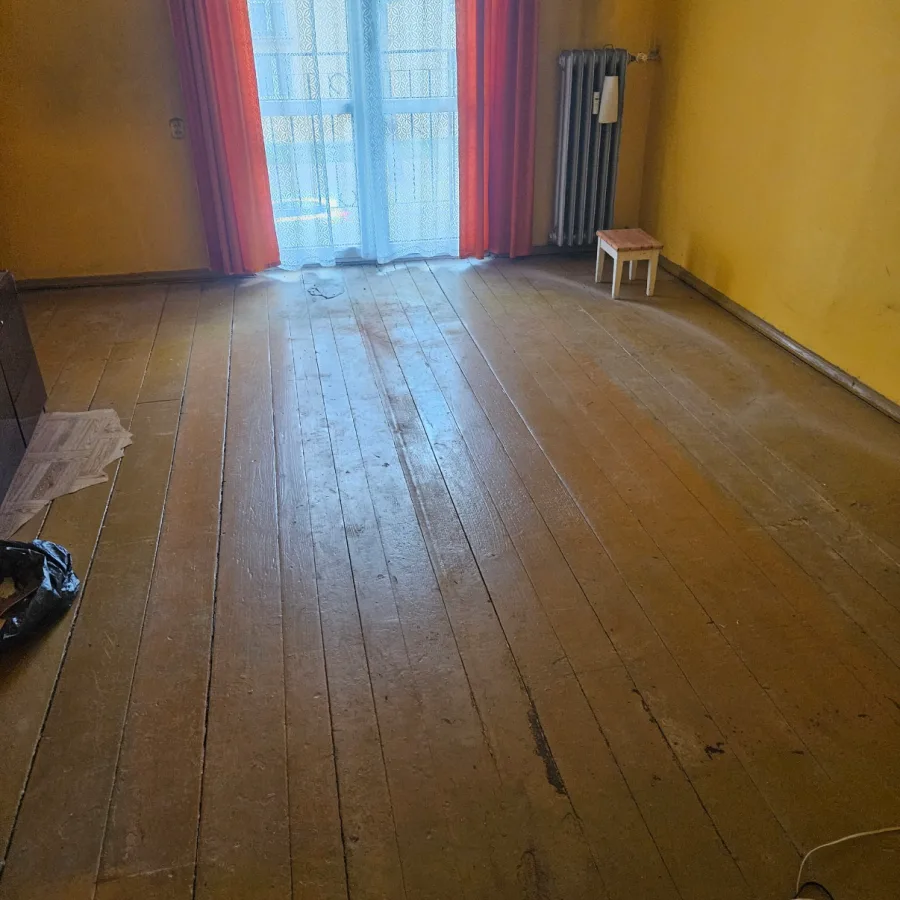 Salon w Oświęcimiu po opróżnieniu mieszkania przez BIKLIN